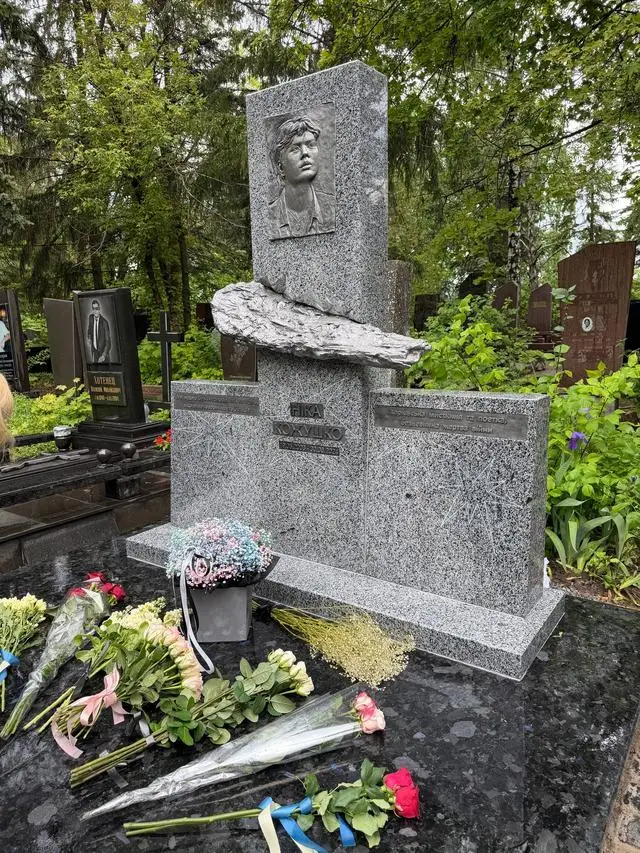 На могилі поетки та художниці Ніки Кожушко встановили пам’ятник
